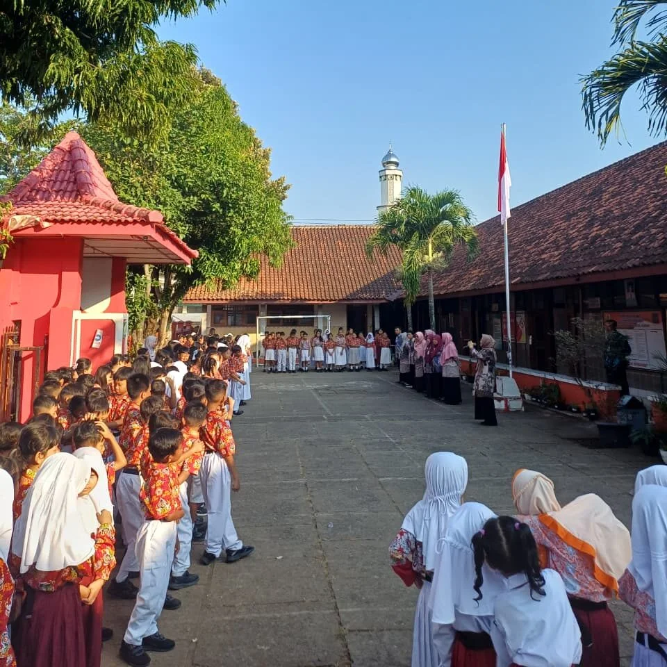 Apel Pagi MPLS Hari Ke-4, Pengawas Korwilcam Tekankan Pentingnya Semangat dan Karakter Siswa
